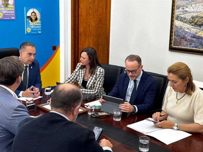 La consejera de Fomento, Articulación del Territorio y Vivienda, Rocío Díaz, en un encuentro de trabajo en Benalmádena junto con el alcalde, Juan Antonio Lara