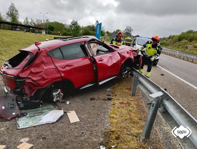 Coche siniestrado en la A-8 a la altura de Colunga