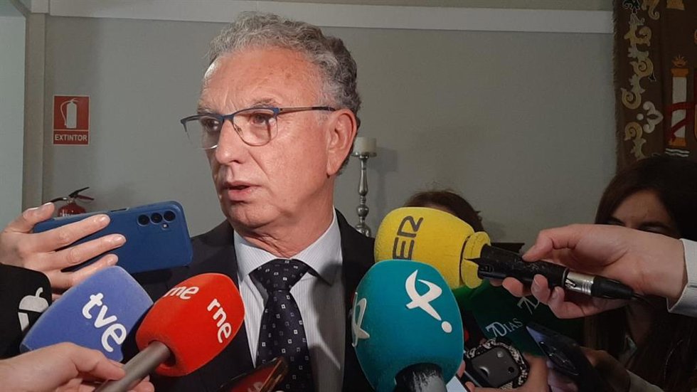 El delegado del Gobierno, José Luis Quintana, atiende a los medios de comunicación en Badajoz.