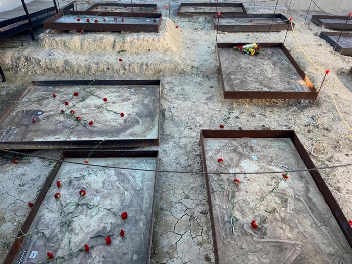 Fosas en el patio civil del cementerio municipal de Trebujena (Cádiz)