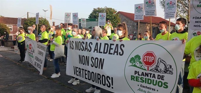 Concentración da Plataforma STOP Planta de Residuos Cacheiras ante o Consistorio de Teo, onde se celebrou un pleno extraordinario sobre a instalación industrial