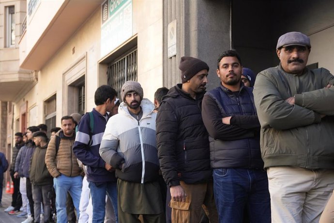 Archivo - Largas colas para acogerse al nuevo proceso de regularización de migrantes.