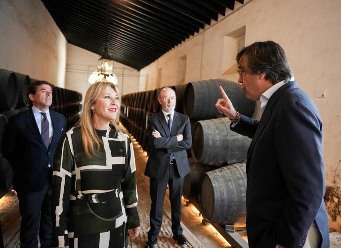 La consejera de Economía, Hacienda, Fondos Europeos y Diálogo Social, Carolina España, en una visita a las Bodegas Góngora.