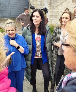 La secretaria xeral del PPdeG, Paula Prado, con vecinos del barrio de Cabral, en Vigo.