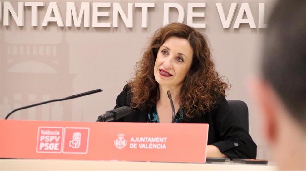 Archivo - La concejala del PSPV-PSOE en el Ayuntamiento de València Maite Ibáñez en una rueda de prensa. 