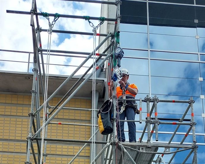Imagen de un operario durante un trabajo en altura