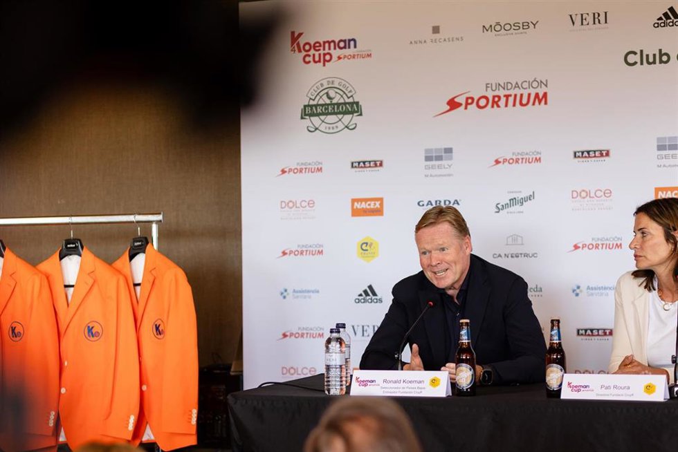 El seleccionador neerlandés de fútbol, Ronald Koeman, y la directora de la Fundación Cruyff España, Pati Roura, en la rueda de prensa de presentación de la Koeman Cup 2026