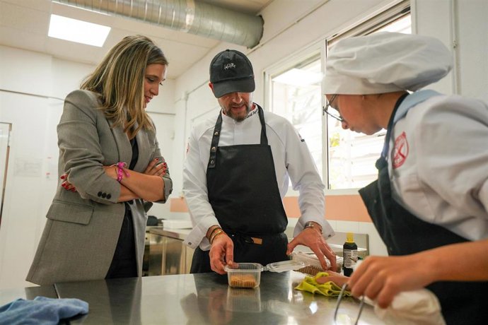La vicesecretaria general del PSOE-A y candidata número uno por Huelva al Parlamento andaluz, María Márquez, durante su visita al IES Diego Angulo de Valverde del Camino (Huelva)