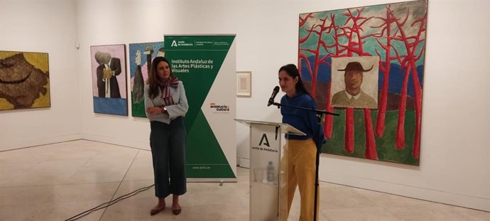 La artista sevillana Aurora Ruiz y la directora del Instituto Andaluz de Artes Plásticas y Visuales, Lorena Codes