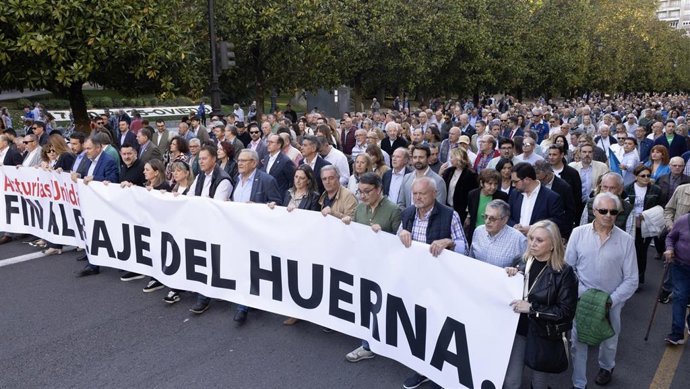 Archivo - Varias personas con una pancarta, durante la manifestación en contra del peaje del Huerna, a 17 de octubre de 2025, en Oviedo, Principado de Asturias (España). Este viernes está prevista la primera de las movilizaciones a las 17.30 horas, con sa