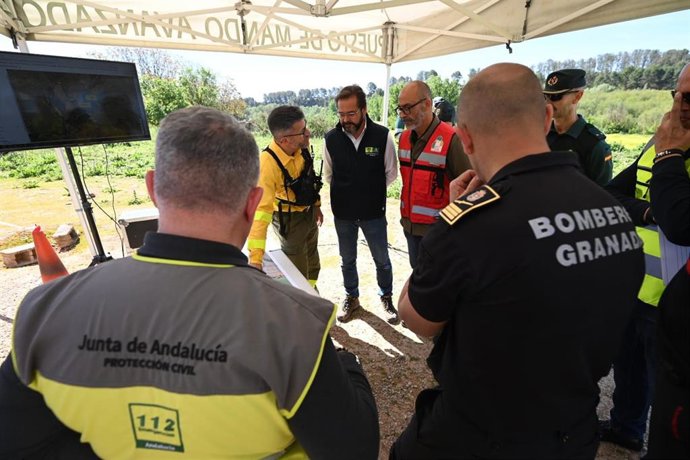 El delegado del Gobierno andaluz en Granada, Antonio Granados, se ha desplazado al Puesto de Mando Avanzado (PMA) para supervisar las intervenciones técnicas del ejercicio.