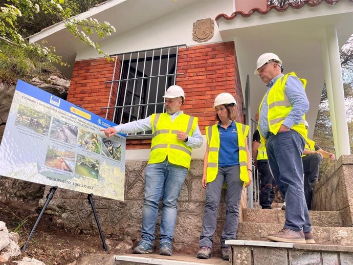 El director general de Planificación Agraria, Marcos da Rocha, visita diversas obras de acondicionamiento y mejora del medio fluvial y en la gestión y seguimiento de poblaciones piscícolas en el río Deva, en Peñamellera Baja.