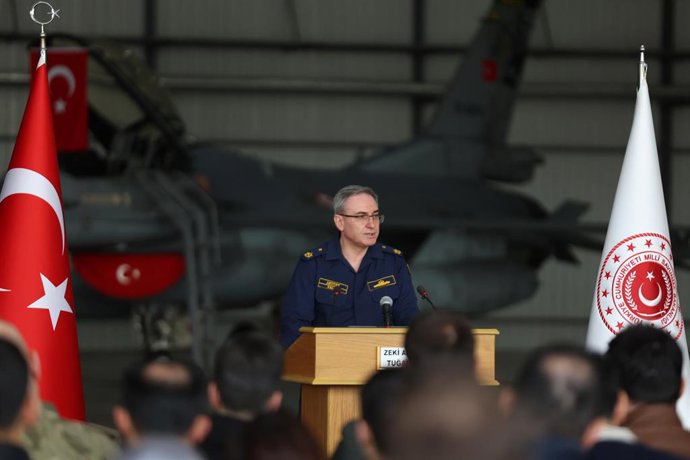 El portavoz del Ministerio de Defensa turco, Zeki Akturk, ofrece una rueda de prensa desde la base aérea de Incirlik, en el sur del país.