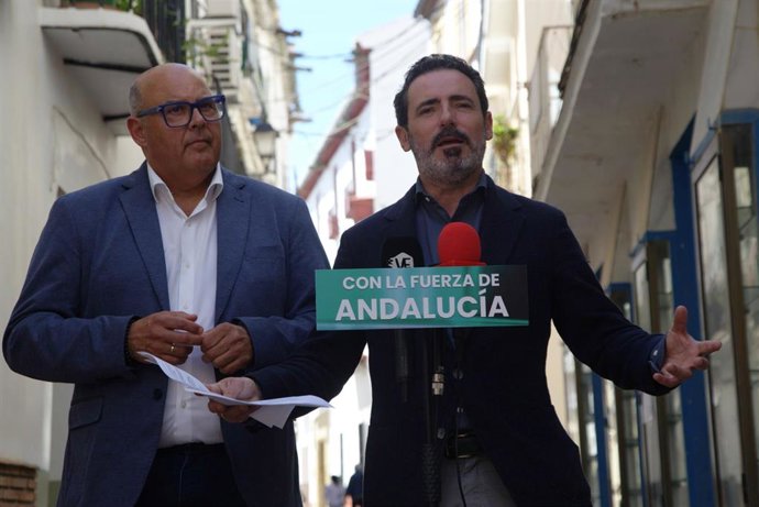 El secretario general del PP de Málaga y coordinador de la campaña de la formación de cara a las elecciones autonómicas, José Ramón Carmona, y el alcalde de Vélez-Málaga, Jesús Lupiáñez.