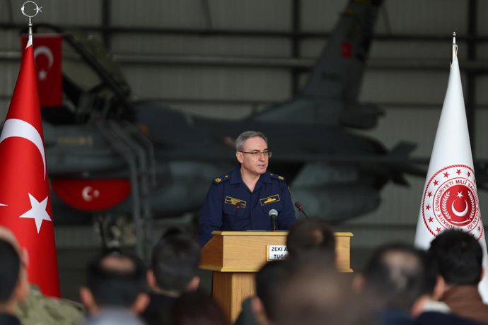 ADANA, 18 de março de 2026  -- O porta-voz do Ministério da Defesa turco, contra-almirante Zeki Akturk, discursa durante uma coletiva de imprensa na Base Aérea de Incirlik, na província de Adana, no sul da Turquia, em 18 de março de 2026. A OTAN mobiliza 