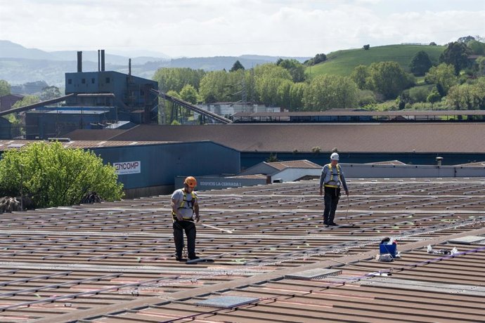 Camargo comienza a instalar placas solares en edificios públicos para ahorrar un millón de euros en 10 años