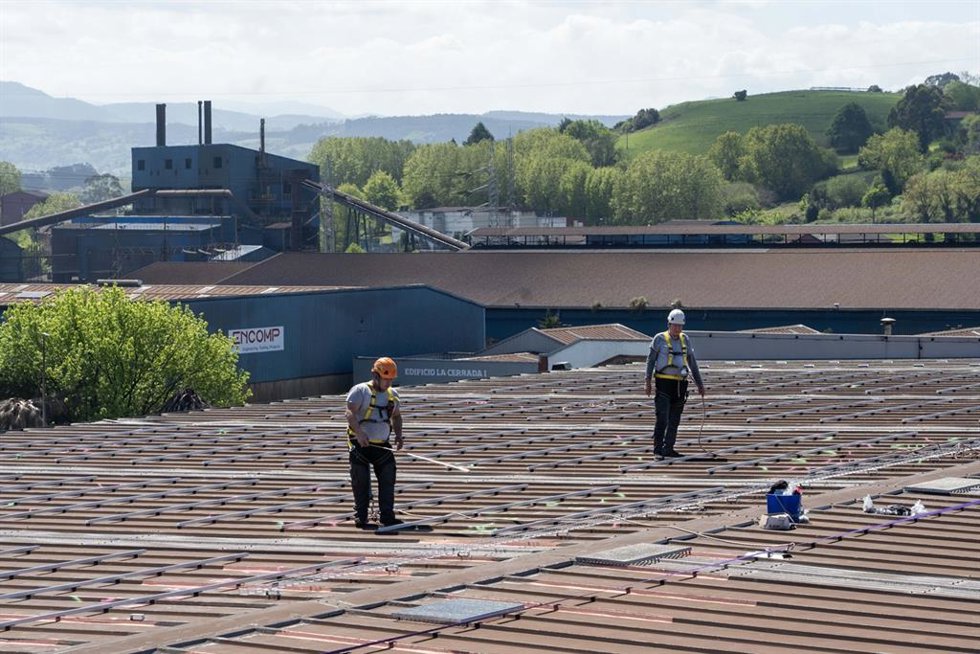 Camargo comienza a instalar placas solares en edificios públicos para ahorrar un millón de euros en 10 años
