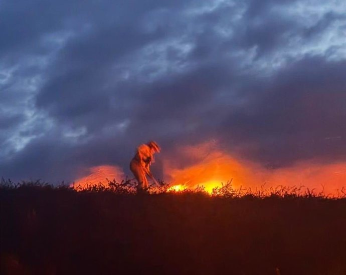 Archivo - Imagen de archivo de un incendio forestal en Lunada