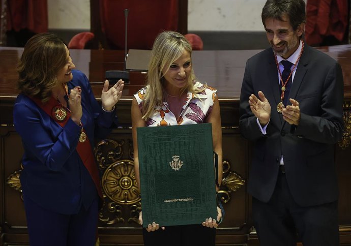Archivo - La alcaldesa de Valencia, María José Catalá (i) entrega una distinción a la hija de Nino Bravo (c), en representación de su padre, durante el acto de entrega de Honores y Distinciones de la Ciudad 2023, a 6 de octubre de 2023, en València