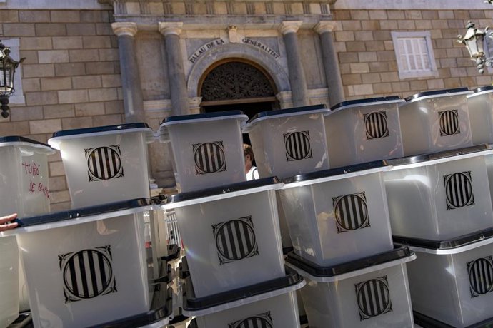 Archivo - Detalle de las urnas de votación que han colocado en un acto simbólico de la ANC, en Plaza Sant Jaume, a 1 de octubre de 2022, en Barcelona, Cataluña (España).