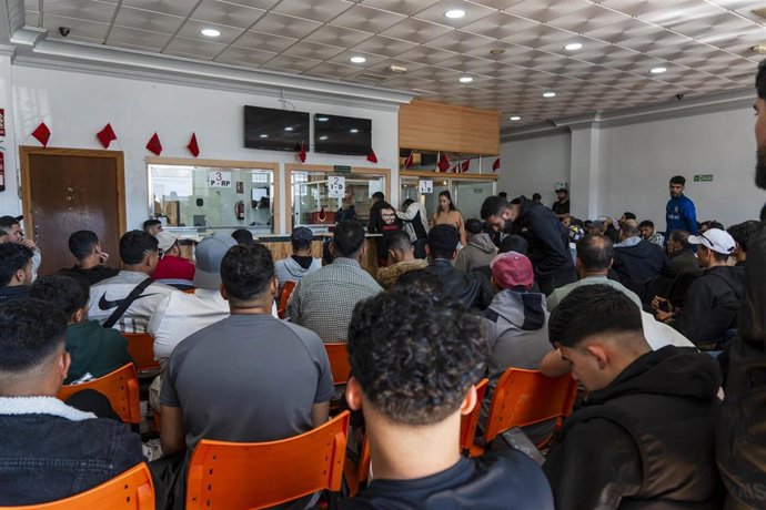 Ciudadanos marroquíes acuden al consulado rifeño en Almería para documentarse ante la regularización impulsada por el Gobierno. 