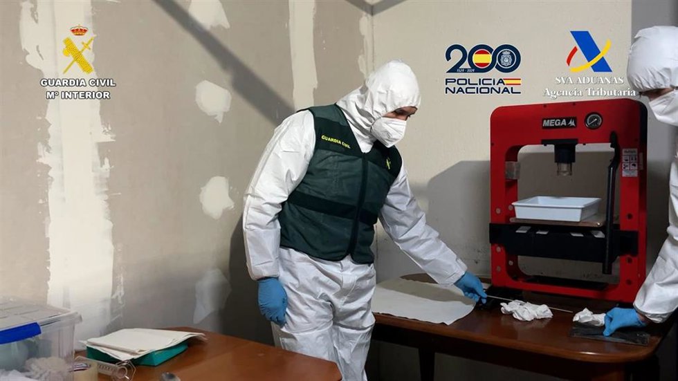 Agentes durante el registro.