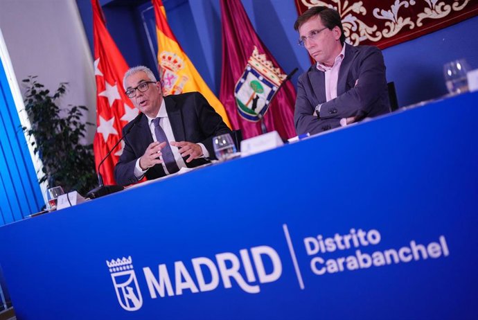 Archivo - El alcalde de Madrid, José Luis Martínez-Almeida, y el concejal-presidente de Carabanchel, Carlos Izquierdo