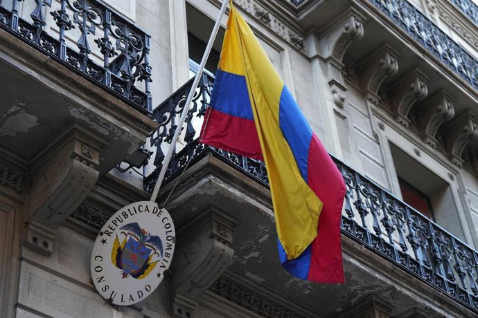 Archivo - Bandera de Colombia, en el Consulado de Colombia en Barcelona.