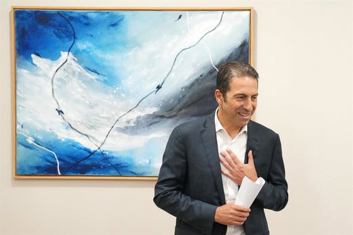 El exconselleiro de Mar Alfonso Villares comparece ante los medios para ofrecer una declaración pública, a 16 de abril de 2026, en Santiago de Compostela, Galicia (España). La comparecencia de Alfonso Villares se produce tras el archivo judicial de la cau