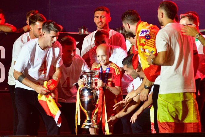 Jugadores de la Selección Española junto a María Caamaño en la celebración del título de la Eurocopa 2024.