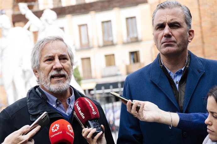 Archivo - El portavoz de Vox en el Ayuntamiento de Madrid, Javier Ortega Smith (d), y el concejal de Vox, Ignacio Ansaldo (i), atienden a los medios de comunicación durante su visita a la Plaza del Dos de Mayo, a 20 de octubre de 2023, en Madrid (España).