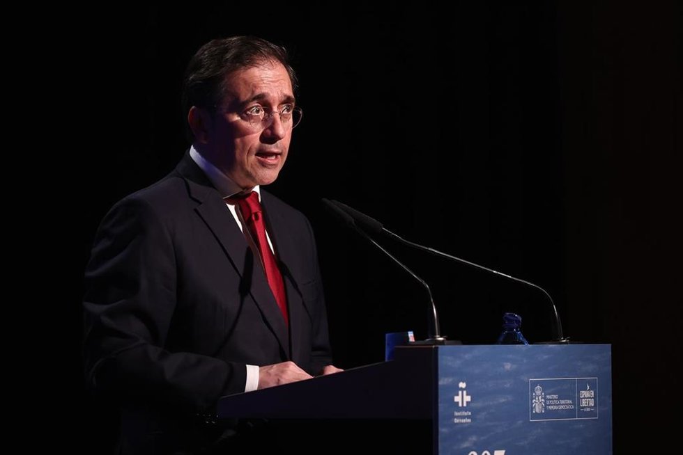 El ministro de Asuntos Exteriores, José Manuel Albares, durante el acto “307, ¿dónde están?”, un homenaje a las víctimas españolas desaparecidas durante la dictadura argentina (1976-1983), en el Instituto Cervantes, a 16 de abril de 2026