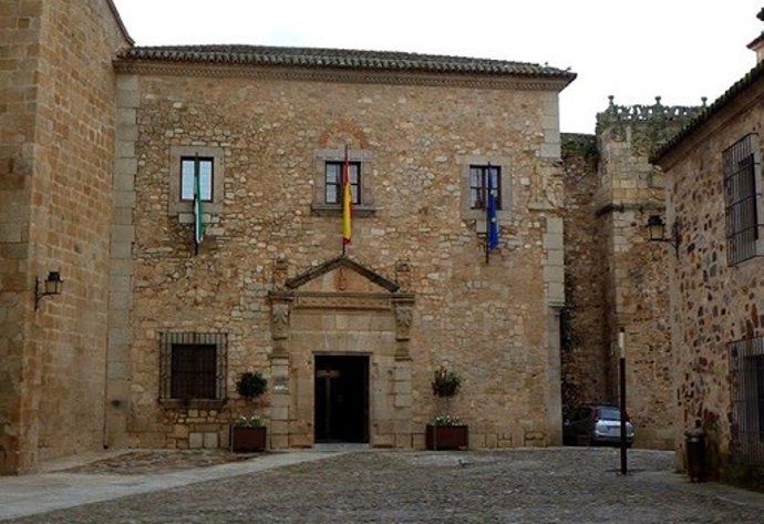 Archivo - Edificio principal de la Diputación de Cáceres
