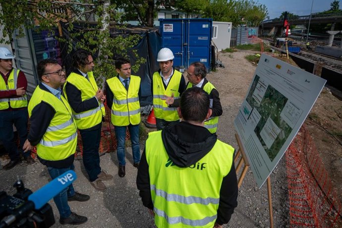 El delegado del Gobierno, Pedro Casares (tercero por la izda) y el comisionado para el plan de cercanías de Cantabria, Antonio Berrios (5i) visitan, entre otros, las obras de duplicación de vía Astillero-Orejo, en La Cantábrica