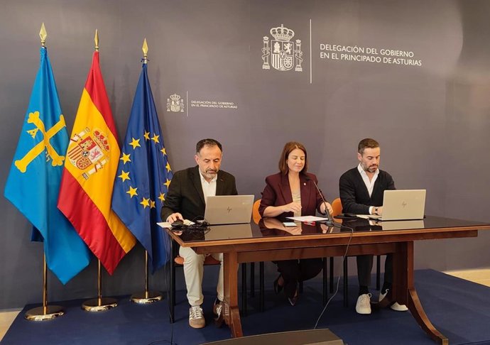 El director de área de trabajo de Inmigración en la Delegación, David González, la delegada del Gobierno en Asturias, Adriana Lastra, y el jefe de la Oficina de Extranjería en Asturias, Damián Martínez.