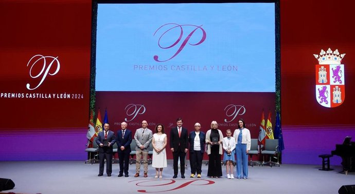Archivo - Foto de familia de los galardonados, durante la entrega de los Premios Castilla y León 2024, en el Centro Cultural Miguel Delibes, a 18 de junio de 2025, en Valladolid, Castilla y León (España). 