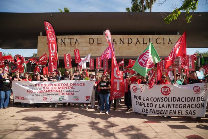 Concentración de representantes políticos, sindicatos y de la plantilla de la Fundación Pública Andaluza para la Integración Social de Personas con Enfermedad Mental (Faisem). A 16 de abril de 2026 en Sevilla (Andalucía, España). 
