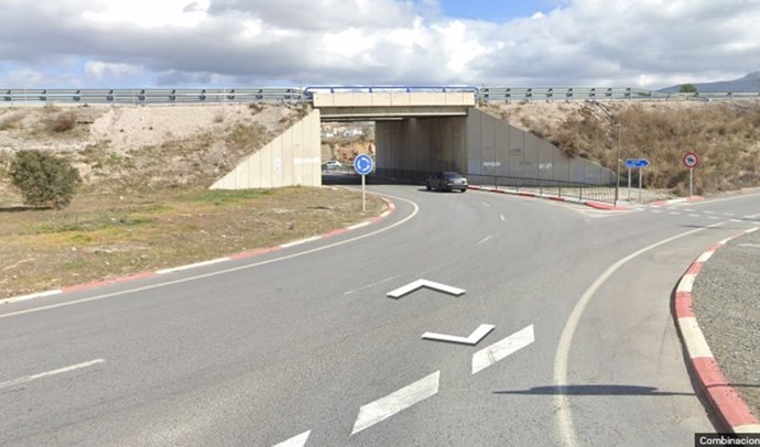 Rotonda en la que ha tenido lugar el accidente en Otura.