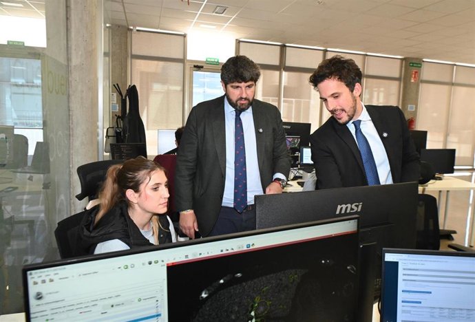 El presidente de la Región de Murcia, Fernando López Miras, visita una empresa de modelos 3D con motivo de la celebración del Día Mundial del Emprendimiento
