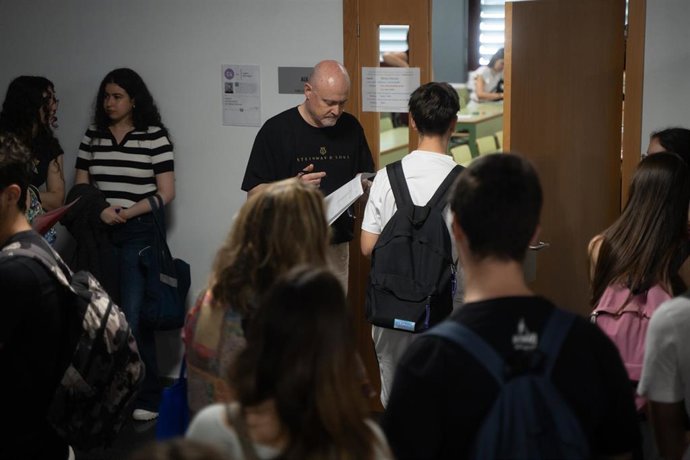 Archivo - Varios alumnos son nombrados para realizar el primer examen de la primera jornada de selectividad 2025 en Valencia, a 3 de junio de 2025, en Valencia, Comunidad Valenciana (España). 