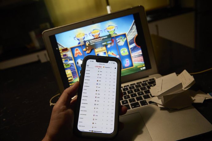 Archivo - Una página web de juego 'online', a 16 de marzo de 2025, en Madrid (España). El Ministerio de Derechos Sociales, Consumo y Agenda 2030 registró en 2024 casi un total de 7.712 denuncias de personas que aseguraron ser víctimas de suplantación de i