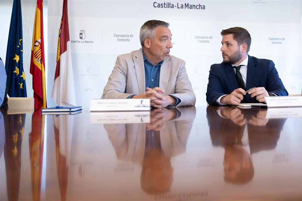 El alcalde de Pioz, Manuel lópez, y el consejero de Fomento, Nacho Hernando.