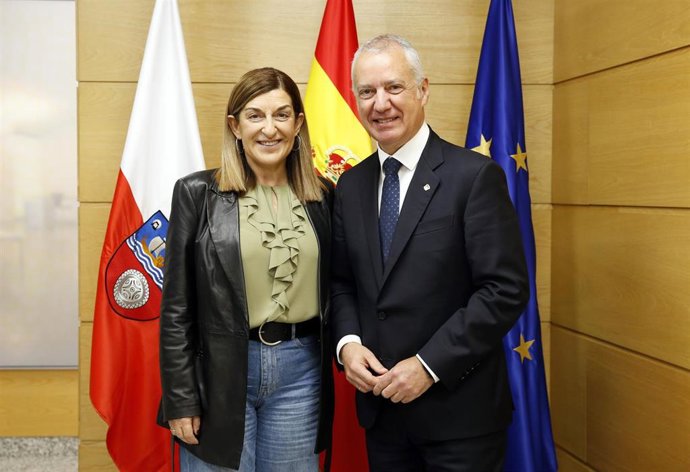 La presidenta de Cantabria, María José Sáenz de Buruaga, y el presidente de la Fundación eAtlantic y exlehendakari del Gobierno Vasco, Iñigo Urkullu