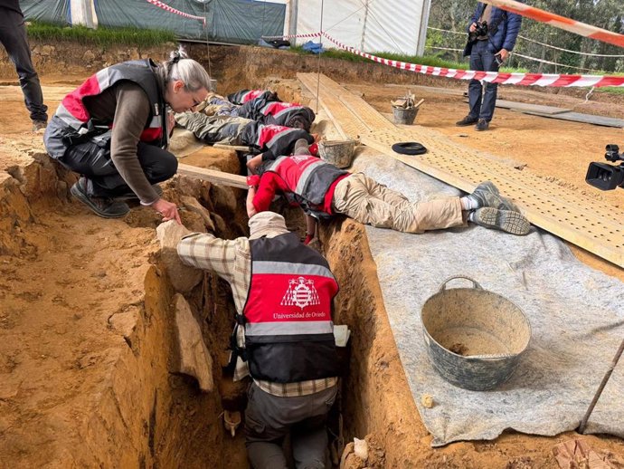 Trabajos en la fosa común de la Lloba, en Castrillón