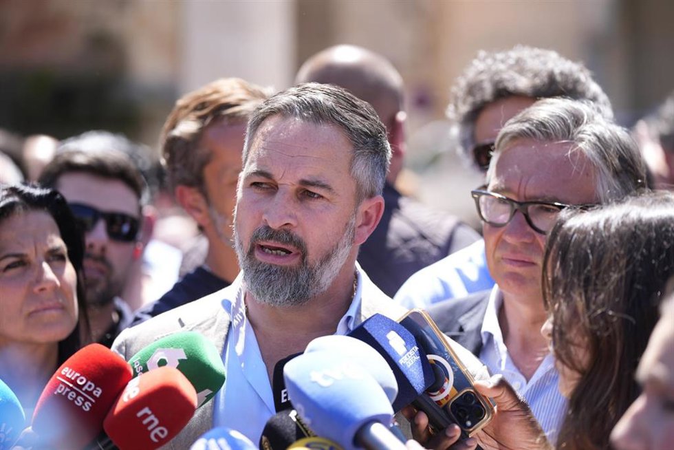 El presidente de Vox, Santiago Abascal, en una atención con los medios de comunicación en Andújar (Jaén).