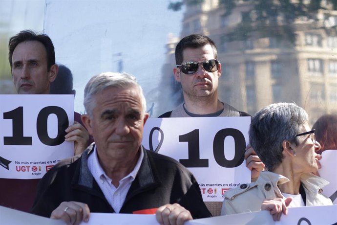 Concentración de UGT y CCOO Aragón por la muerte en accidente laboral de un trabajador en Montalbán (Teruel). Se trata de la décima vícitma mortal en lo que llevamos de año en Aragón.