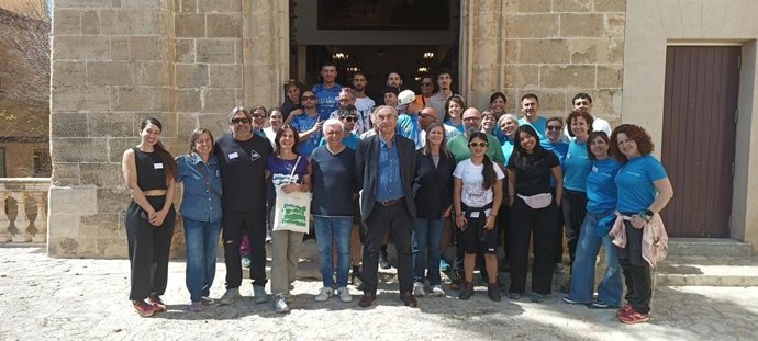 Voluntariado CaixaBank impulsa una travesía solidaria por la Serra de Tramuntana para jóvenes en riesgo de exclusión