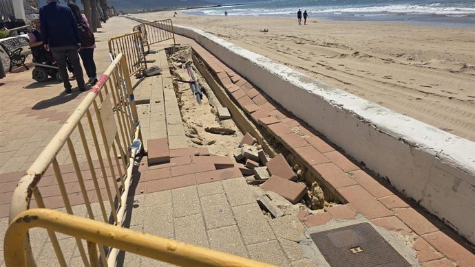 Daños en el paseo marítimo de Barbate (Cádiz) denunciados por el alcalde, Miguel Molina.