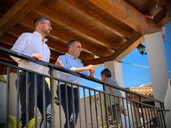 El presidente de la Diputación de Granada, Francis Rodríguez, ha visitado Los Guájares junto al alcalde, Antonio Mancilla, para conocer la ejecución de las obras.