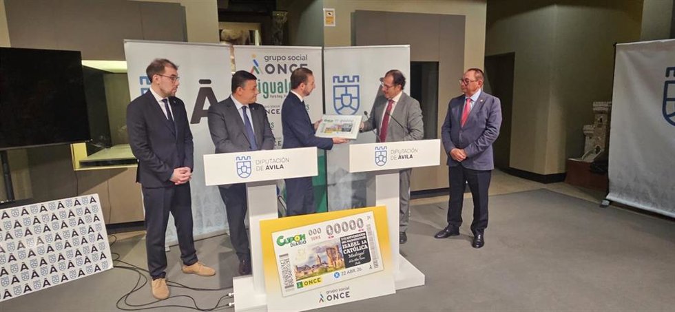 Carlos García González, presidente de la Diputación de Ávila, Ismael Pérez Blanco, delegado ONCE en Castilla y León, y Jesús del Campo Espinosa, alcalde de Madrigal de las Altas Torres, presentan el cupón del 22 de abril